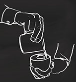 Tee fließt in Tasse Tee